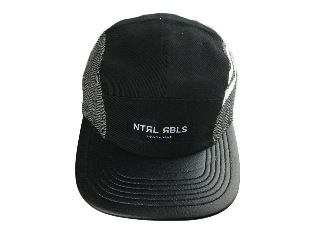 Fashionable 5 Panel Camp Caps With Flat PU Visor And Woven Label Logo
